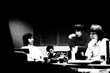 「ここはやっぱり、みんなでワッショイしたいよね？」と、コーラスの入れ方についてアイデアを出し合うTHE BAWDIESのメンバーたち。