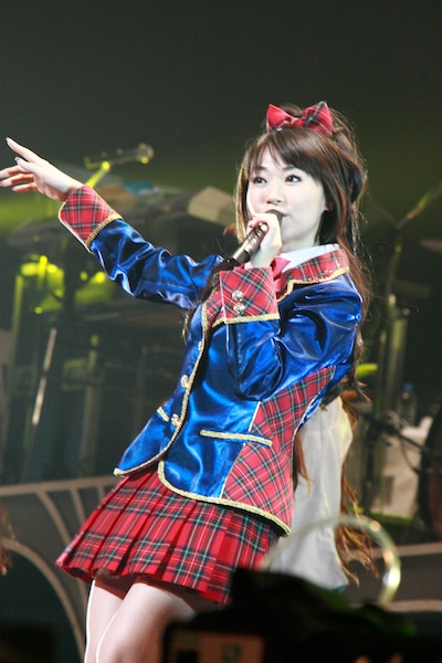 「衣装の制服は普通の制服ではつまらないので、少しセクシーさを入れてみました」と水樹奈々。「あと10年たっても制服を着られるように頑張りたいですね」とこれからの抱負を語った。