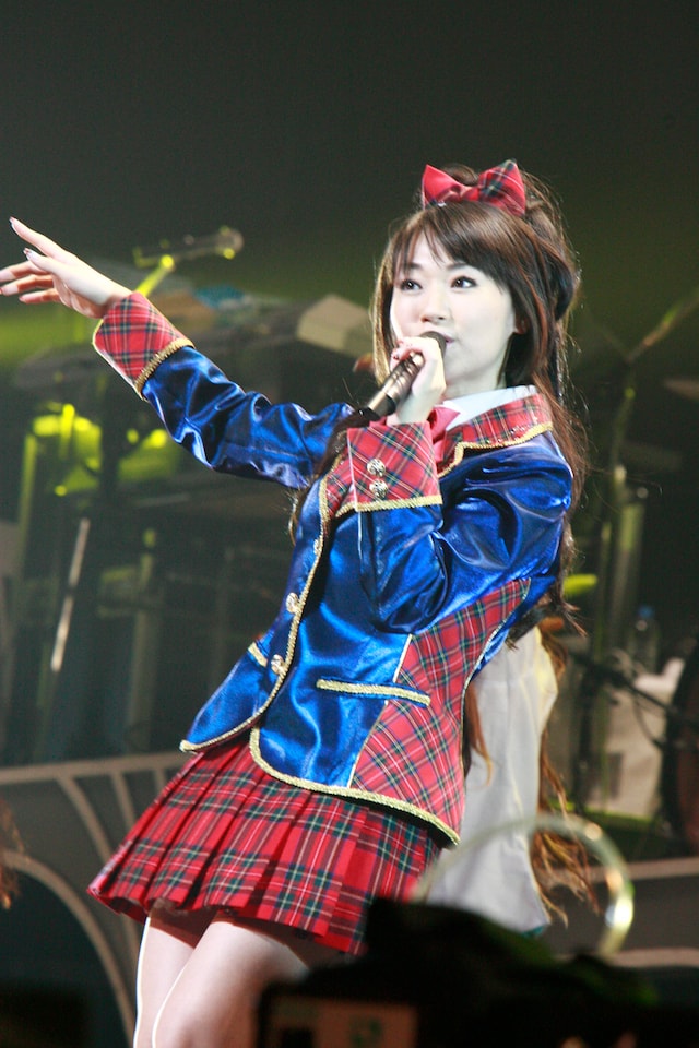 「衣装の制服は普通の制服ではつまらないので、少しセクシーさを入れてみました」と水樹奈々。「あと10年たっても制服を着られるように頑張りたいですね」とこれからの抱負を語った。