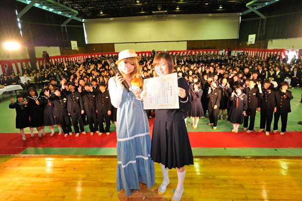 ライブ終了後には西野カナから卒業生代表へ卒業証書が授与され、最後は卒業生たちとの記念撮影。