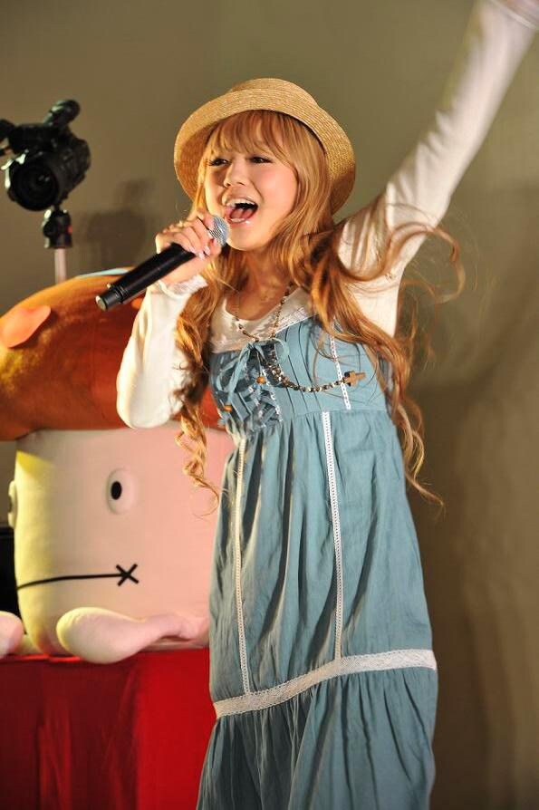 ドコモダケとともに豊春中学校を訪れた西野カナ。