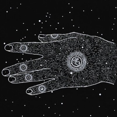 ジャケットは海外でも出版や個展を数多く行い、アイヌ文化をベースにした表現を続けている画家・∀KIKOによる描き下ろし作品。アイヌ語のアルバムタイトルは∀KIKOとの出会いからインスピレーションを受けて決定された。