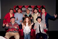 もともとET-KINGのファンだったという小森純（写真下段中央）。2組は今年2月に行われた「神戸コレクション」での共演をきっかけに、親交を深めているとのこと。