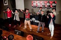 男子30人を前に熱唱するET-KINGのメンバーたち。