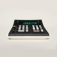 レトロな電卓の写真からもその音楽性が伝わる「PROTOSCIENCE」のジャケット。