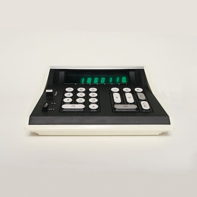 レトロな電卓の写真からもその音楽性が伝わる「PROTOSCIENCE」のジャケット。