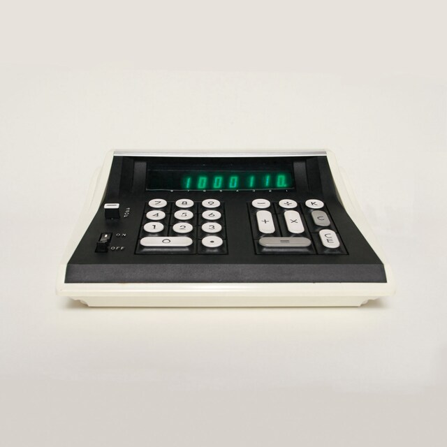 レトロな電卓の写真からもその音楽性が伝わる「PROTOSCIENCE」のジャケット。