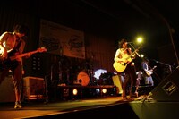 「MY GENERATION」企画では、3月12日に加藤ミリヤが三重県鈴鹿市立神戸中学校でサプライズライブを開催。過去にもリスナーに人気のアーティストが全国各地の卒業式に参加している（写真はflumpoolのライブの様子）。