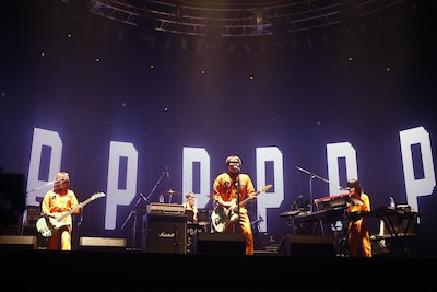 この日披露された42曲は、ロックバンドの武道館ワンマンライブとしては史上最多の曲数。（写真：三吉ツカサ）