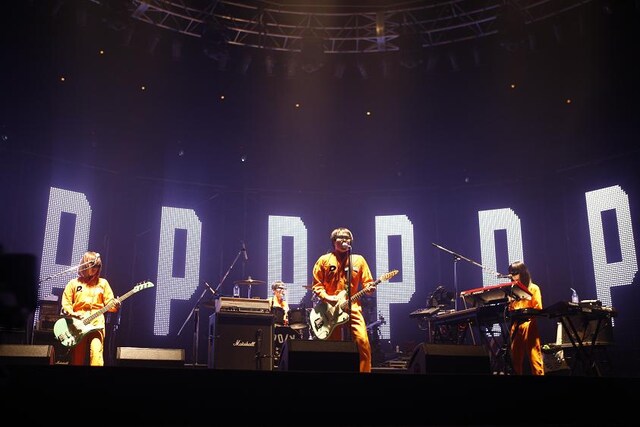 この日披露された42曲は、ロックバンドの武道館ワンマンライブとしては史上最多の曲数。（写真：三吉ツカサ）