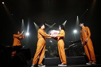 ハヤシからカヨに大きな花束が手渡されると、8000人のファンから大きな拍手と「おつかれさま！」「ありがとう！」という声が贈られた。（写真：三吉ツカサ）