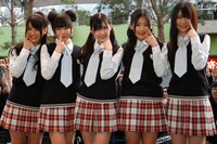 デビューシングルからリリースを重ねるごとに、着実にチャート最高位を上げている渡り廊下走り隊。今度の「アッカンベー橋」は何位を目指すかと報道陣に問われると、リーダーの平嶋夏海（写真左）は「夢は大きく、トップ3入り！」と宣言した。