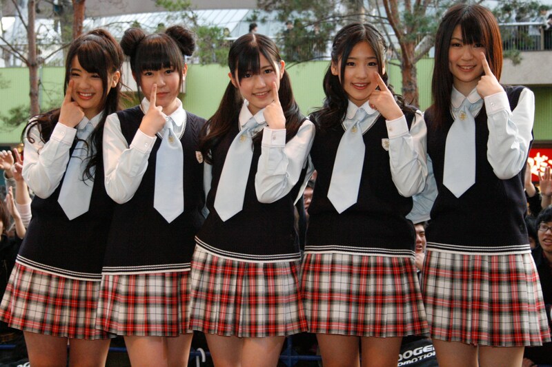 デビューシングルからリリースを重ねるごとに、着実にチャート最高位を上げている渡り廊下走り隊。今度の「アッカンベー橋」は何位を目指すかと報道陣に問われると、リーダーの平嶋夏海（写真左）は「夢は大きく、トップ3入り！」と宣言した。