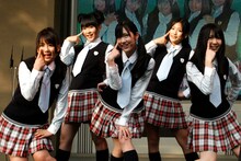 3月26日には渡り廊下走り隊の1st水着写真集「アッカンベー」も発売。同日にメンバーの渡辺麻友（写真中央）は16歳の誕生日を迎える。