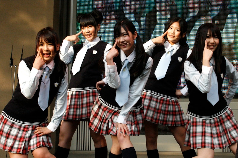 3月26日には渡り廊下走り隊の1st水着写真集「アッカンベー」も発売。同日にメンバーの渡辺麻友（写真中央）は16歳の誕生日を迎える。