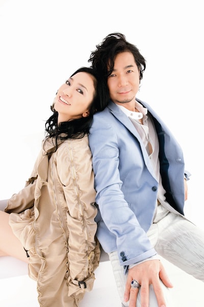 今回のコラボの発表にあわせて新しいアーティスト写真も公開。