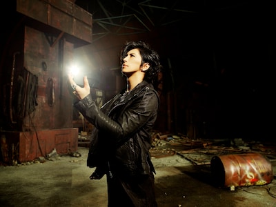 官能小説「セクシュアルファンタジー」が掲載されている「anan」最新号の特集は「THE COMPLETE SEX MANUAL」。セミヌードの生田斗真の表紙が目印だ（写真はGACKT）。