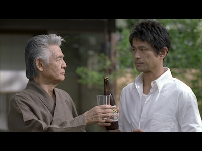 言葉少なに、表情と仕草で感情を伝え合う菅原文太（写真左）と江口洋介（右）。「近道なんてないですよね？」「遠回りも、いいもんだ」。