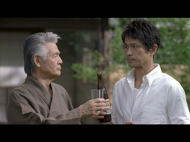 言葉少なに、表情と仕草で感情を伝え合う菅原文太（写真左）と江口洋介（右）。「近道なんてないですよね？」「遠回りも、いいもんだ」。