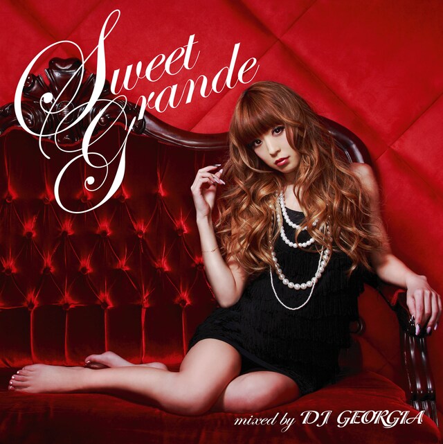 星野加奈がセクシーなポーズを決めた「Sweet Grande mixed by DJ GEORGIA」ジャケット。