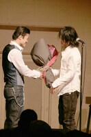 亀田大毅（写真左）と森友嵐士