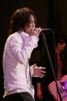 3月26日には復活後初のソロライブ「LIVE SECOND BIRTH 2010 ～Singing Tree～」をJCBホールで開催する森友嵐士。チケットはソールドアウトしており、変わらぬ人気の高さがうかがえる。