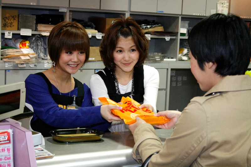 CD購入者に笑顔で商品を渡す新垣里沙（写真左）と光井愛佳（右）。