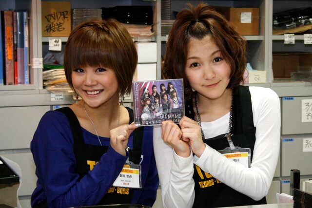 レジにてニューアルバム「(10) MY ME」をアピール。