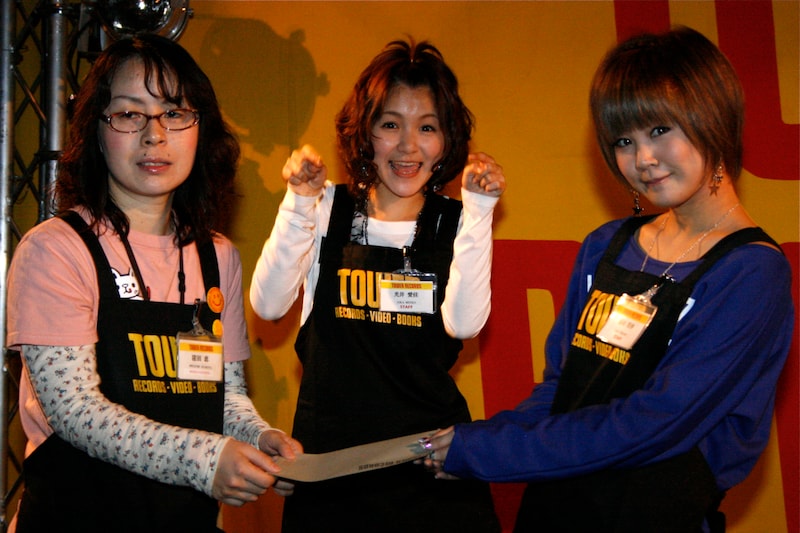 タワーレコードのスタッフから初めてのアルバイト代を受け取る新垣。初バイトについて、他のメンバーから「羨ましい！」と言われたという。