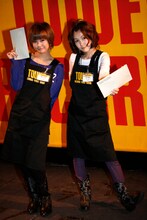 アルバイト代を受け取ってご機嫌の新垣里沙（写真左）と光井愛佳（右）。