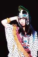 これまでの近未来的なイメージから一転して、民族衣装のようなファッションを身にまとったSaori@destiny。