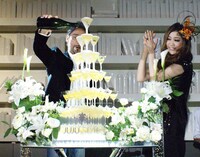 約80個のグラスが積み重ねられたシャンパンタワーに、なみなみとシャンパンを注ぐクリス・ペプラー。JUJUは満面の笑みでその様子を見つめた。