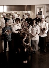 そうそうたるアーティストが揃った「Labels UNITED」集合写真。前列左より青柳拓次、高田漣、細野晴臣、星野源、鈴木惣一朗。後列左より岡田崇、渡邊琢磨、伊藤大地、コシミハル、伊賀航、鈴木正人、栗原務、内田也哉子。