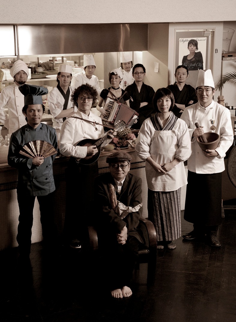 そうそうたるアーティストが揃った「Labels UNITED」集合写真。前列左より青柳拓次、高田漣、細野晴臣、星野源、鈴木惣一朗。後列左より岡田崇、渡邊琢磨、伊藤大地、コシミハル、伊賀航、鈴木正人、栗原務、内田也哉子。