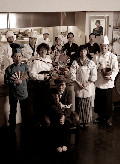 そうそうたるアーティストが揃った「Labels UNITED」集合写真。前列左より青柳拓次、高田漣、細野晴臣、星野源、鈴木惣一朗。後列左より岡田崇、渡邊琢磨、伊藤大地、コシミハル、伊賀航、鈴木正人、栗原務、内田也哉子。