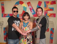 写真は3月14日に新木場STUDIO COASTにて開催されたチャリティライブ「LOVE for HAITI × NEWS ZERO」より。左から若旦那、MINMI、Candle JUNE。
