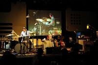 ドラムパート録音中のショット。曲の途中、ドラムを叩かない16小節分のブレイクでは、体を揺らしてリズムを取っているだけの民生を観てフロアから忍び笑いが漏れる。民生自身も思わず苦笑い。