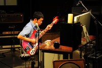 思うようなベースラインが録音できず、奮闘する民生。じっとMacを見据える表情は真剣そのもの。観客も息をのんで民生のプレイを見つめた。