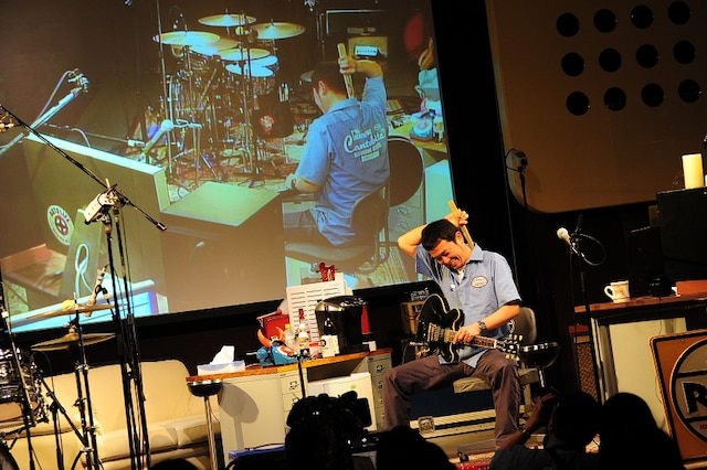 リズムギター録りに入ろうとするも、「背中かゆい！」と突然叫び「こんなところにちょうどいいものが！」と今回のツアーグッズのひとつ「カンタビレ 孫の手」を紹介するチャーミングな一面も見せる。膝にあるのはギブソンES-335だ。