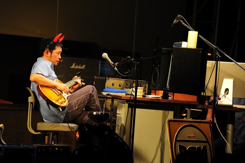 写真は3月15日のツアー初日、渋谷duo MUSIC EXCHANGE公演の模様。このツアーで録音されたナンバーは現在着うたサイト等で配信中。