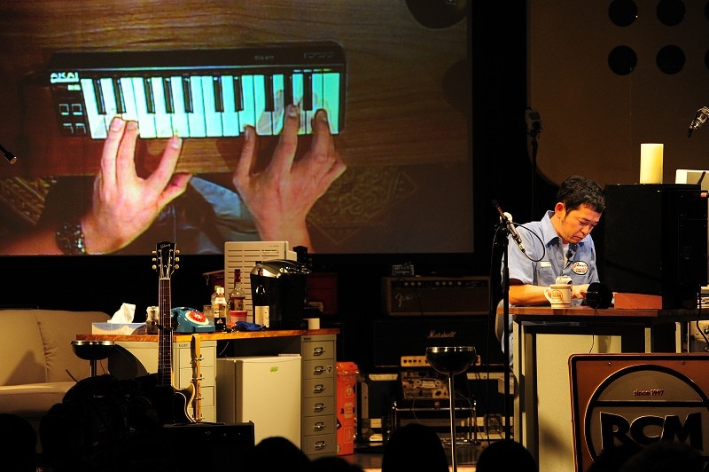 危なげな運指でキーボードを弾く民生。「キーボードを録る姿は本当に、できる人の前では見せられないんですけどね」とぼやいていた。