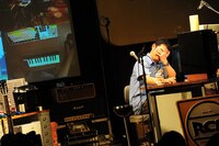 録音したキーボードパートを聴きながら顔を覆う民生。会場中を「がんばれ」という空気が満たしていた。