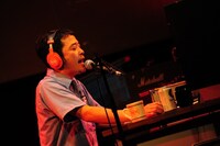 ダブルコーラスを2度ほど録った後、「大丈夫でしょう！……いや最初だけ……『もり』って歌詞だけさっきからうまくいかないんだよね」とつぶやき、おもむろに森進一のモノマネで「もり」と歌ってみせた。緊張と緩和をうまく操り、会場の空気をふっと柔らかくするのも、民生ならではの妙だ。