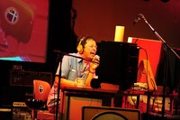 MCでは「このあいだ、音楽学校の生徒を呼んで試しに（リハーサルを）やってみたんだけど、アンケートに『座って歌うとは思いませんでした』って書かれました（笑）」とコメント。作業机前の事務椅子に座りながら「このままですよ！ たいていボーカルの録音って立ってマイクに向かってこんなん（息継ぎ音や破裂音を低減するポップブロッカーのこと）付けてやってますけど、あんなんしませんよ！」と男らしく言い放った。