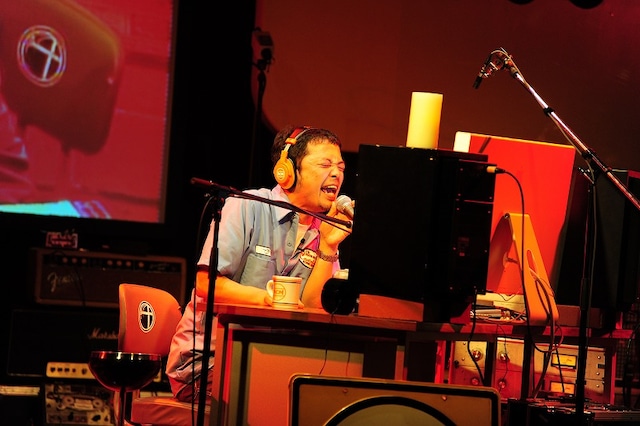 MCでは「このあいだ、音楽学校の生徒を呼んで試しに（リハーサルを）やってみたんだけど、アンケートに『座って歌うとは思いませんでした』って書かれました（笑）」とコメント。作業机前の事務椅子に座りながら「このままですよ！ たいていボーカルの録音って立ってマイクに向かってこんなん（息継ぎ音や破裂音を低減するポップブロッカーのこと）付けてやってますけど、あんなんしませんよ！」と男らしく言い放った。