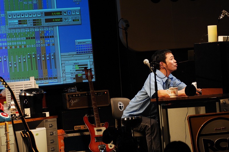 休憩後、完成音源を確認している様子。ちなみに長めの休憩の際には、後方スクリーンでキューンレコードのインターネット配信番組「はみでろ！ キューンch」のバックナンバーが流された。また観客はドリンクを追加したり、フロアのあちこちに置いてある「カントリーマアム」などのフリースナックに手を伸ばしたりするなど、思い思いに過ごした。