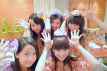 はなかっぱくん同様、頭に花が咲いた東京女子流の5人。