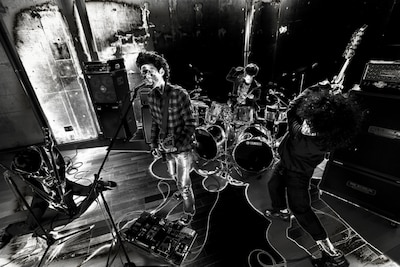 写真左から2番目が菅原卓郎。