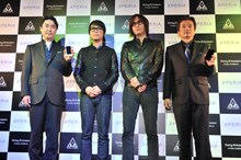 大沢伸一と小林武史が参加した会見の模様。