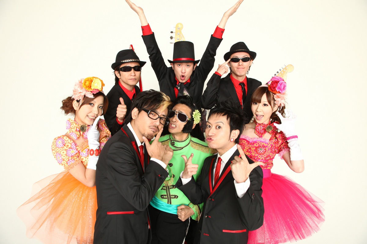 T-Pistonz+KMCはラッパーやダンサーを含む、男女8人組パフォーマンスユニット。